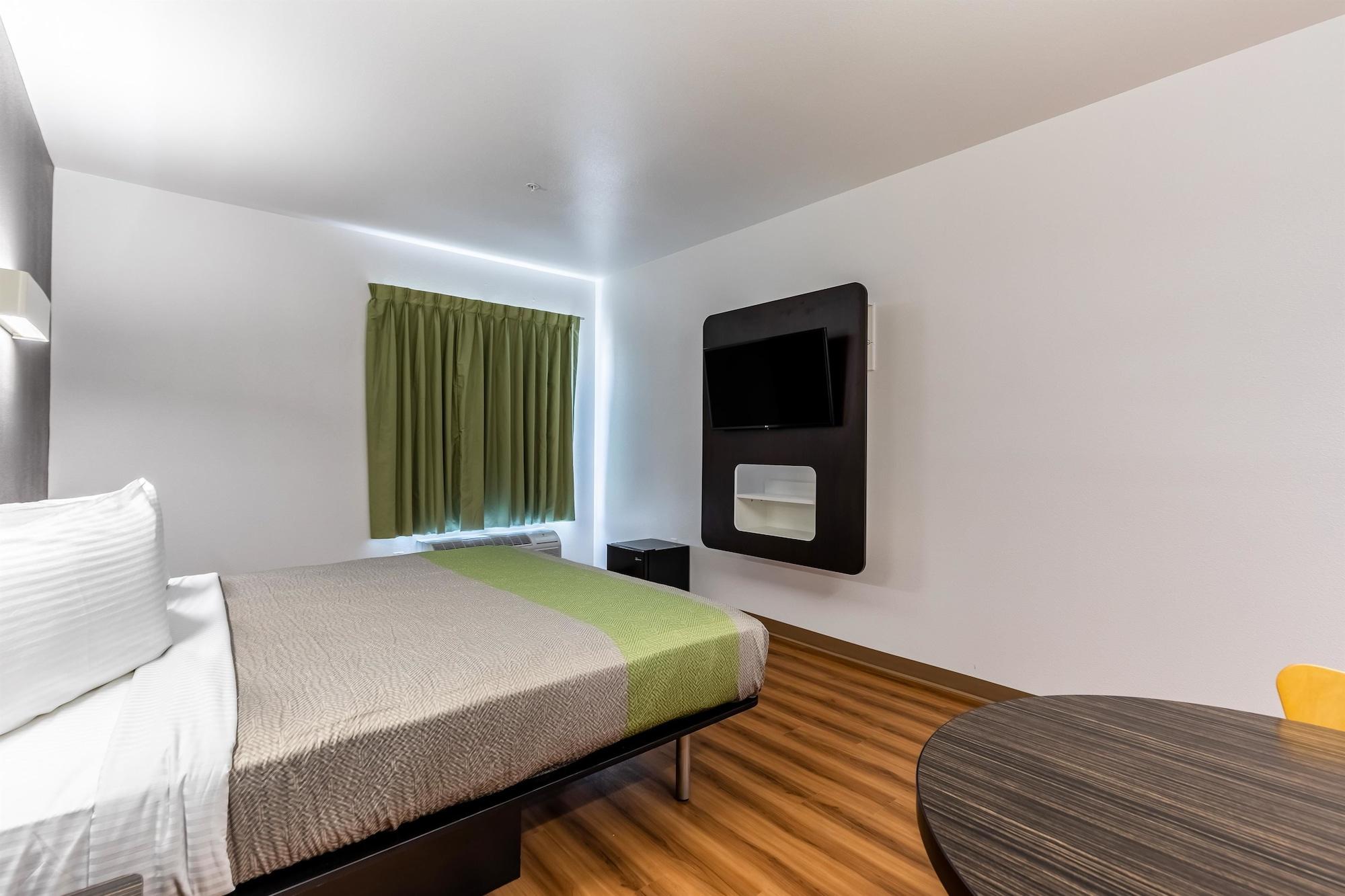 Hotel 6-las Vegas, Nv - Motor Speedway 4*